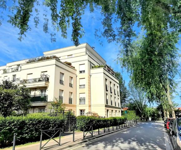 Vente                                                      Appartement
                        
                     5 pièces                      113 m2                     à Serris