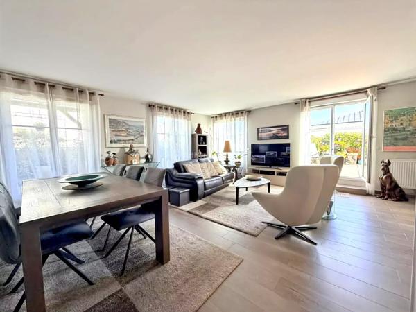 Vente                                                      Appartement
                        
                     5 pièces                      113 m2                     à Serris