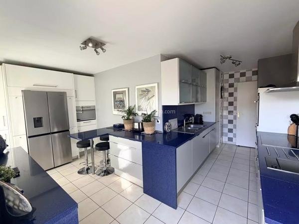 Vente                                                      Appartement
                        
                     5 pièces                      113 m2                     à Serris