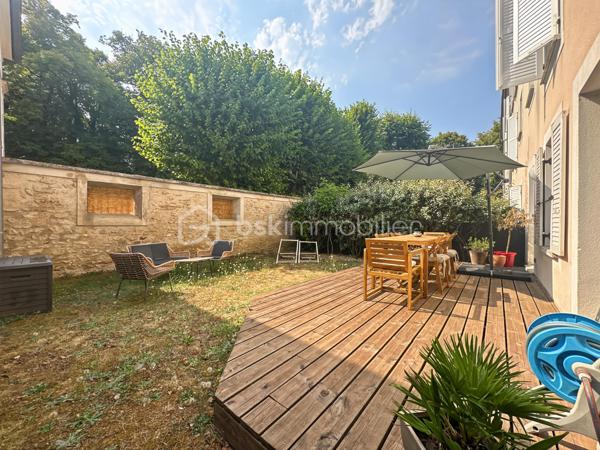Au sein d'une résidence recherchée, calme et sécurisée, venez découvrir ce magnifique appartement de 2 pièces avec un jardin de 110m² en rez-de-chaussée.

Vous trouverez une entrée menant vers un superbe séjour avec sa cuisine ouverte, aménagée et équipée offrant une pièce de vie LUMINEUSE de 35m².

Une très belle chambre de 13m² avec dressing.

WC indépendant et salle de bain.

Vous pourrez profiter d'un magnifique jardin de 110m² sans vis à vis faisant de cet appartement un véritable coup de coeur.

Une place de stationnement en sous-sol ainsi qu'une cave se joignent à cet appartement.

Proche toutes commodités, écoles, commerces de proximité... T ZEN menant aux gares de Corbeil-Essonnes et Lieusaint.
Unique sur le secteur, une visite s'impose ! Contactez-moi je suis disponible 7/7j.