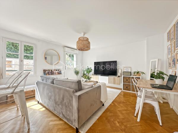 Au sein d'une résidence recherchée, calme et sécurisée, venez découvrir ce magnifique appartement de 2 pièces avec un jardin de 110m² en rez-de-chaussée.

Vous trouverez une entrée menant vers un superbe séjour avec sa cuisine ouverte, aménagée et équipée offrant une pièce de vie LUMINEUSE de 35m².

Une très belle chambre de 13m² avec dressing.

WC indépendant et salle de bain.

Vous pourrez profiter d'un magnifique jardin de 110m² sans vis à vis faisant de cet appartement un véritable coup de coeur.

Une place de stationnement en sous-sol ainsi qu'une cave se joignent à cet appartement.

Proche toutes commodités, écoles, commerces de proximité... T ZEN menant aux gares de Corbeil-Essonnes et Lieusaint.
Unique sur le secteur, une visite s'impose ! Contactez-moi je suis disponible 7/7j.