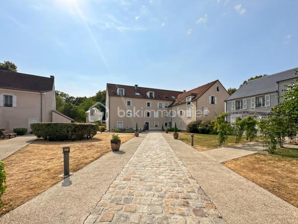 Au sein d'une résidence recherchée, calme et sécurisée, venez découvrir ce magnifique appartement de 2 pièces avec un jardin de 110m² en rez-de-chaussée.

Vous trouverez une entrée menant vers un superbe séjour avec sa cuisine ouverte, aménagée et équipée offrant une pièce de vie LUMINEUSE de 35m².

Une très belle chambre de 13m² avec dressing.

WC indépendant et salle de bain.

Vous pourrez profiter d'un magnifique jardin de 110m² sans vis à vis faisant de cet appartement un véritable coup de coeur.

Une place de stationnement en sous-sol ainsi qu'une cave se joignent à cet appartement.

Proche toutes commodités, écoles, commerces de proximité... T ZEN menant aux gares de Corbeil-Essonnes et Lieusaint.
Unique sur le secteur, une visite s'impose ! Contactez-moi je suis disponible 7/7j.