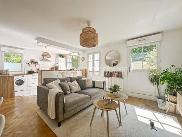Au sein d'une résidence recherchée, calme et sécurisée, venez découvrir ce magnifique appartement de 2 pièces avec un jardin de 110m² en rez-de-chaussée.

Vous trouverez une entrée menant vers un superbe séjour avec sa cuisine ouverte, aménagée et équipée offrant une pièce de vie LUMINEUSE de 35m².

Une très belle chambre de 13m² avec dressing.

WC indépendant et salle de bain.

Vous pourrez profiter d'un magnifique jardin de 110m² sans vis à vis faisant de cet appartement un véritable coup de coeur.

Une place de stationnement en sous-sol ainsi qu'une cave se joignent à cet appartement.

Proche toutes commodités, écoles, commerces de proximité... T ZEN menant aux gares de Corbeil-Essonnes et Lieusaint.
Unique sur le secteur, une visite s'impose ! Contactez-moi je suis disponible 7/7j.