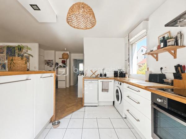 Au sein d'une résidence recherchée, calme et sécurisée, venez découvrir ce magnifique appartement de 2 pièces avec un jardin de 110m² en rez-de-chaussée.

Vous trouverez une entrée menant vers un superbe séjour avec sa cuisine ouverte, aménagée et équipée offrant une pièce de vie LUMINEUSE de 35m².

Une très belle chambre de 13m² avec dressing.

WC indépendant et salle de bain.

Vous pourrez profiter d'un magnifique jardin de 110m² sans vis à vis faisant de cet appartement un véritable coup de coeur.

Une place de stationnement en sous-sol ainsi qu'une cave se joignent à cet appartement.

Proche toutes commodités, écoles, commerces de proximité... T ZEN menant aux gares de Corbeil-Essonnes et Lieusaint.
Unique sur le secteur, une visite s'impose ! Contactez-moi je suis disponible 7/7j.