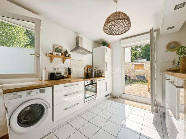 Au sein d'une résidence recherchée, calme et sécurisée, venez découvrir ce magnifique appartement de 2 pièces avec un jardin de 110m² en rez-de-chaussée.

Vous trouverez une entrée menant vers un superbe séjour avec sa cuisine ouverte, aménagée et équipée offrant une pièce de vie LUMINEUSE de 35m².

Une très belle chambre de 13m² avec dressing.

WC indépendant et salle de bain.

Vous pourrez profiter d'un magnifique jardin de 110m² sans vis à vis faisant de cet appartement un véritable coup de coeur.

Une place de stationnement en sous-sol ainsi qu'une cave se joignent à cet appartement.

Proche toutes commodités, écoles, commerces de proximité... T ZEN menant aux gares de Corbeil-Essonnes et Lieusaint.
Unique sur le secteur, une visite s'impose ! Contactez-moi je suis disponible 7/7j.