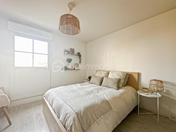 Au sein d'une résidence recherchée, calme et sécurisée, venez découvrir ce magnifique appartement de 2 pièces avec un jardin de 110m² en rez-de-chaussée.

Vous trouverez une entrée menant vers un superbe séjour avec sa cuisine ouverte, aménagée et équipée offrant une pièce de vie LUMINEUSE de 35m².

Une très belle chambre de 13m² avec dressing.

WC indépendant et salle de bain.

Vous pourrez profiter d'un magnifique jardin de 110m² sans vis à vis faisant de cet appartement un véritable coup de coeur.

Une place de stationnement en sous-sol ainsi qu'une cave se joignent à cet appartement.

Proche toutes commodités, écoles, commerces de proximité... T ZEN menant aux gares de Corbeil-Essonnes et Lieusaint.
Unique sur le secteur, une visite s'impose ! Contactez-moi je suis disponible 7/7j.