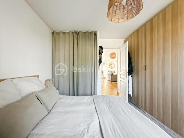 Au sein d'une résidence recherchée, calme et sécurisée, venez découvrir ce magnifique appartement de 2 pièces avec un jardin de 110m² en rez-de-chaussée.

Vous trouverez une entrée menant vers un superbe séjour avec sa cuisine ouverte, aménagée et équipée offrant une pièce de vie LUMINEUSE de 35m².

Une très belle chambre de 13m² avec dressing.

WC indépendant et salle de bain.

Vous pourrez profiter d'un magnifique jardin de 110m² sans vis à vis faisant de cet appartement un véritable coup de coeur.

Une place de stationnement en sous-sol ainsi qu'une cave se joignent à cet appartement.

Proche toutes commodités, écoles, commerces de proximité... T ZEN menant aux gares de Corbeil-Essonnes et Lieusaint.
Unique sur le secteur, une visite s'impose ! Contactez-moi je suis disponible 7/7j.