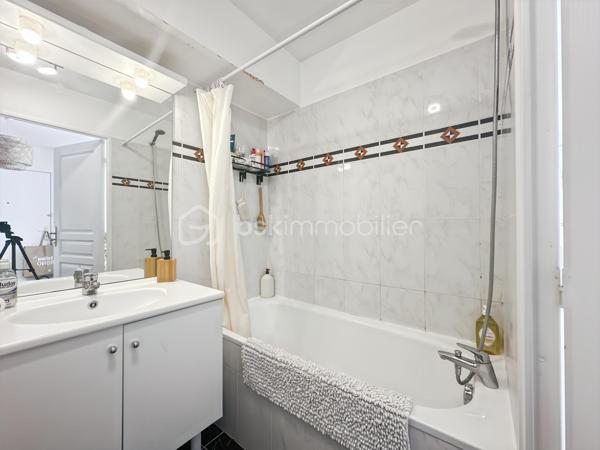 Au sein d'une résidence recherchée, calme et sécurisée, venez découvrir ce magnifique appartement de 2 pièces avec un jardin de 110m² en rez-de-chaussée.

Vous trouverez une entrée menant vers un superbe séjour avec sa cuisine ouverte, aménagée et équipée offrant une pièce de vie LUMINEUSE de 35m².

Une très belle chambre de 13m² avec dressing.

WC indépendant et salle de bain.

Vous pourrez profiter d'un magnifique jardin de 110m² sans vis à vis faisant de cet appartement un véritable coup de coeur.

Une place de stationnement en sous-sol ainsi qu'une cave se joignent à cet appartement.

Proche toutes commodités, écoles, commerces de proximité... T ZEN menant aux gares de Corbeil-Essonnes et Lieusaint.
Unique sur le secteur, une visite s'impose ! Contactez-moi je suis disponible 7/7j.