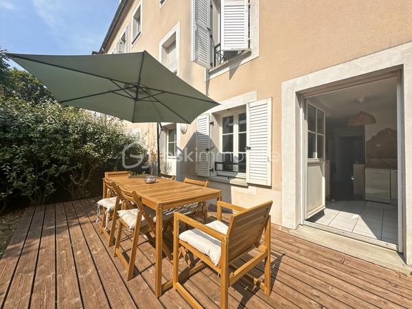 Au sein d'une résidence recherchée, calme et sécurisée, venez découvrir ce magnifique appartement de 2 pièces avec un jardin de 110m² en rez-de-chaussée.

Vous trouverez une entrée menant vers un superbe séjour avec sa cuisine ouverte, aménagée et équipée offrant une pièce de vie LUMINEUSE de 35m².

Une très belle chambre de 13m² avec dressing.

WC indépendant et salle de bain.

Vous pourrez profiter d'un magnifique jardin de 110m² sans vis à vis faisant de cet appartement un véritable coup de coeur.

Une place de stationnement en sous-sol ainsi qu'une cave se joignent à cet appartement.

Proche toutes commodités, écoles, commerces de proximité... T ZEN menant aux gares de Corbeil-Essonnes et Lieusaint.
Unique sur le secteur, une visite s'impose ! Contactez-moi je suis disponible 7/7j.