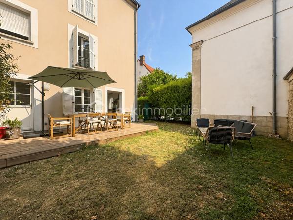 Au sein d'une résidence recherchée, calme et sécurisée, venez découvrir ce magnifique appartement de 2 pièces avec un jardin de 110m² en rez-de-chaussée.

Vous trouverez une entrée menant vers un superbe séjour avec sa cuisine ouverte, aménagée et équipée offrant une pièce de vie LUMINEUSE de 35m².

Une très belle chambre de 13m² avec dressing.

WC indépendant et salle de bain.

Vous pourrez profiter d'un magnifique jardin de 110m² sans vis à vis faisant de cet appartement un véritable coup de coeur.

Une place de stationnement en sous-sol ainsi qu'une cave se joignent à cet appartement.

Proche toutes commodités, écoles, commerces de proximité... T ZEN menant aux gares de Corbeil-Essonnes et Lieusaint.
Unique sur le secteur, une visite s'impose ! Contactez-moi je suis disponible 7/7j.