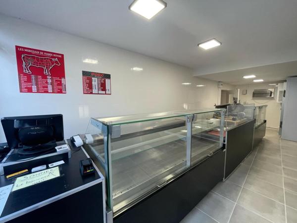 Maison d'habitation, local commercial, dépendances