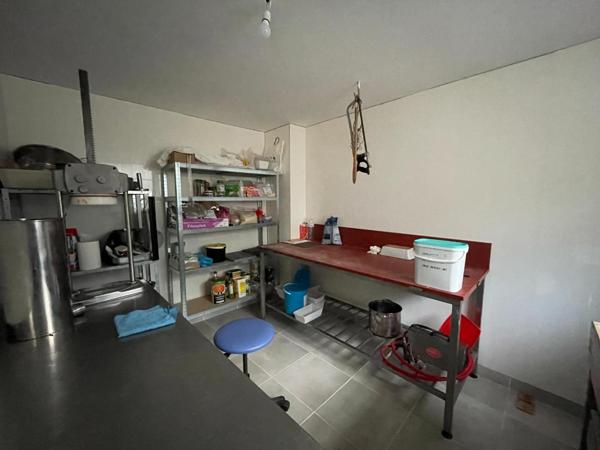 Maison d'habitation, local commercial, dépendances