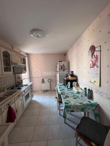 APPARTEMENT 85 m² – 2 CHAMBRES – TERRASSE – PARKING PRIVATIF – PROCHE CENTRE-VILLE ET ÉCOLES

Je vous propose de découvrir cet agréable appartement d’environ 85 m², idéalement situé à proximité du **centre-ville, des écoles et des commodités**.

L’entrée dessert directement un cellier, puis s’ouvre sur les différents espaces de vie.

Vous découvrirez une cuisine équipée donnant accès à la terrasse, ainsi qu’un vaste salon-séjour / salle à manger,  lui aussi ouvert sur l’extérieur.

À l’origine, l’appartement disposait de trois chambres. Le propriétaire a choisi de supprimer l’une d’entre elles afin d’agrandir considérablement la pièce de vie et de créer un espace salon-salle à manger spacieux et convivial, bénéficiant également d’un accès à la terrasse.

L’espace nuit se compose de deux chambres, d’une salle de douche et d’un WC indépendant.

Un local privatif d’environ 10 m² ainsi qu’une place de parking privative complètent ce bien.

Les atouts :
• Local privatif d’environ 10 m²
• Parking privatif
• Écoles à proximité
• Centre-ville et commodités facilement accessibles
• Ligne de bus au pied de la résidence

Un appartement fonctionnel et agréable, offrant de beaux volumes, une terrasse et des annexes appréciables au quotidien.


À noter : Certaines photographies présentées dans cette annonce ont été réalisées ou retouchées à l’aide de l’intelligence artificielle afin de permettre aux acquéreurs de mieux se projeter dans les espaces. Ces visuels sont proposés à titre illustratif et ne constituent pas une représentation contractuelle du bien.