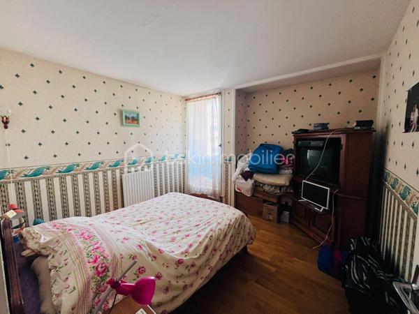 APPARTEMENT 85 m² – 2 CHAMBRES – TERRASSE – PARKING PRIVATIF – PROCHE CENTRE-VILLE ET ÉCOLES

Je vous propose de découvrir cet agréable appartement d’environ 85 m², idéalement situé à proximité du **centre-ville, des écoles et des commodités**.

L’entrée dessert directement un cellier, puis s’ouvre sur les différents espaces de vie.

Vous découvrirez une cuisine équipée donnant accès à la terrasse, ainsi qu’un vaste salon-séjour / salle à manger,  lui aussi ouvert sur l’extérieur.

À l’origine, l’appartement disposait de trois chambres. Le propriétaire a choisi de supprimer l’une d’entre elles afin d’agrandir considérablement la pièce de vie et de créer un espace salon-salle à manger spacieux et convivial, bénéficiant également d’un accès à la terrasse.

L’espace nuit se compose de deux chambres, d’une salle de douche et d’un WC indépendant.

Un local privatif d’environ 10 m² ainsi qu’une place de parking privative complètent ce bien.

Les atouts :
• Local privatif d’environ 10 m²
• Parking privatif
• Écoles à proximité
• Centre-ville et commodités facilement accessibles
• Ligne de bus au pied de la résidence

Un appartement fonctionnel et agréable, offrant de beaux volumes, une terrasse et des annexes appréciables au quotidien.


À noter : Certaines photographies présentées dans cette annonce ont été réalisées ou retouchées à l’aide de l’intelligence artificielle afin de permettre aux acquéreurs de mieux se projeter dans les espaces. Ces visuels sont proposés à titre illustratif et ne constituent pas une représentation contractuelle du bien.