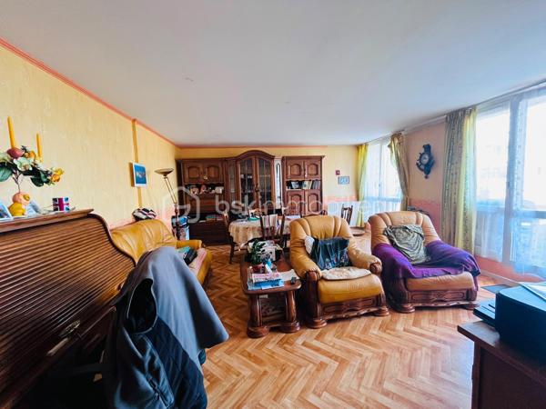 APPARTEMENT 85 m² – 2 CHAMBRES – TERRASSE – PARKING PRIVATIF – PROCHE CENTRE-VILLE ET ÉCOLES

Je vous propose de découvrir cet agréable appartement d’environ 85 m², idéalement situé à proximité du **centre-ville, des écoles et des commodités**.

L’entrée dessert directement un cellier, puis s’ouvre sur les différents espaces de vie.

Vous découvrirez une cuisine équipée donnant accès à la terrasse, ainsi qu’un vaste salon-séjour / salle à manger,  lui aussi ouvert sur l’extérieur.

À l’origine, l’appartement disposait de trois chambres. Le propriétaire a choisi de supprimer l’une d’entre elles afin d’agrandir considérablement la pièce de vie et de créer un espace salon-salle à manger spacieux et convivial, bénéficiant également d’un accès à la terrasse.

L’espace nuit se compose de deux chambres, d’une salle de douche et d’un WC indépendant.

Un local privatif d’environ 10 m² ainsi qu’une place de parking privative complètent ce bien.

Les atouts :
• Local privatif d’environ 10 m²
• Parking privatif
• Écoles à proximité
• Centre-ville et commodités facilement accessibles
• Ligne de bus au pied de la résidence

Un appartement fonctionnel et agréable, offrant de beaux volumes, une terrasse et des annexes appréciables au quotidien.


À noter : Certaines photographies présentées dans cette annonce ont été réalisées ou retouchées à l’aide de l’intelligence artificielle afin de permettre aux acquéreurs de mieux se projeter dans les espaces. Ces visuels sont proposés à titre illustratif et ne constituent pas une représentation contractuelle du bien.