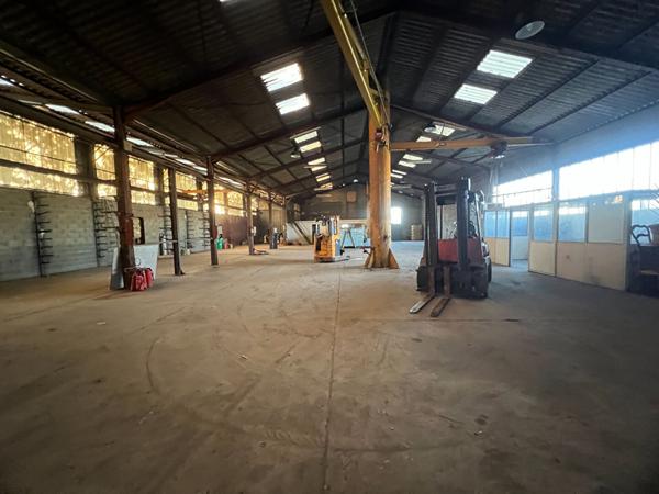 VOUILLE - ENTREPÔT - LOCAL INDUSTRIEL - 810m²
