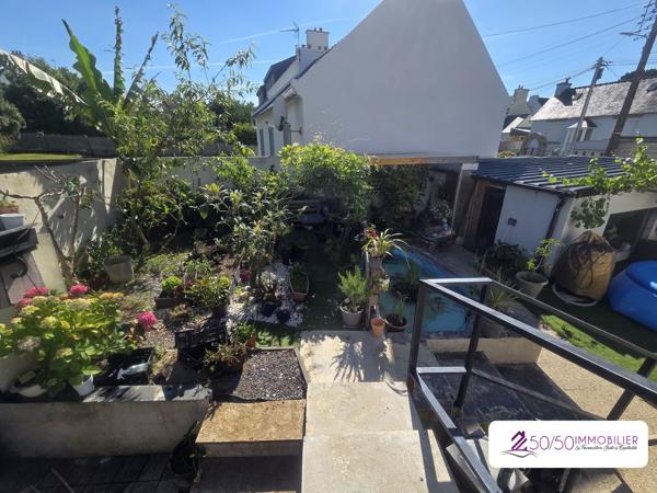 Idéal investisseurs : 2 duplex libres + commerce en place