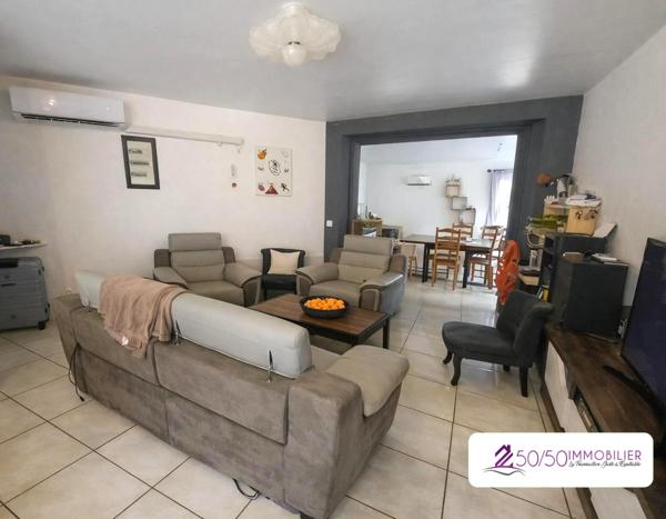 Idéal investisseurs : 2 duplex libres + commerce en place