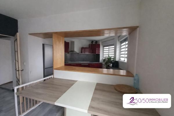 Idéal investisseurs : 2 duplex libres + commerce en place