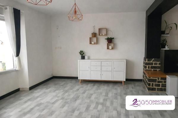 Idéal investisseurs : 2 duplex libres + commerce en place