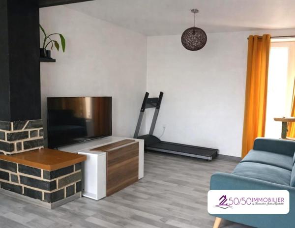 Idéal investisseurs : 2 duplex libres + commerce en place