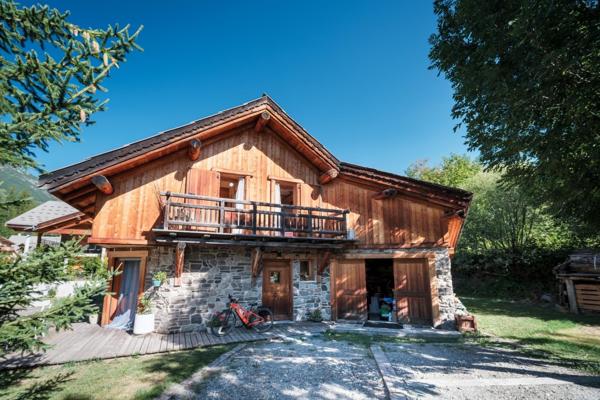 Parement en pierre, bois et lumière au cœur des Alpes