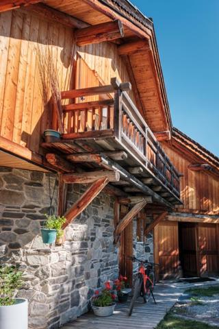 Parement en pierre, bois et lumière au cœur des Alpes