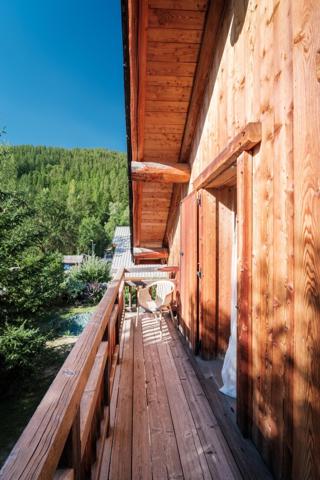 Parement en pierre, bois et lumière au cœur des Alpes
