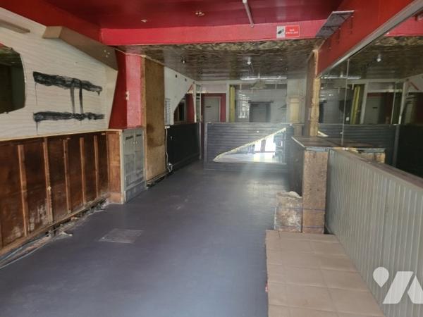 VIENNE. 32 Place Saint Louis.