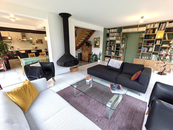 Belle maison, grande pièce de vie, 5 chambres.