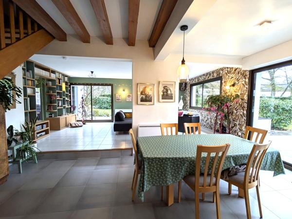 Belle maison, grande pièce de vie, 5 chambres.