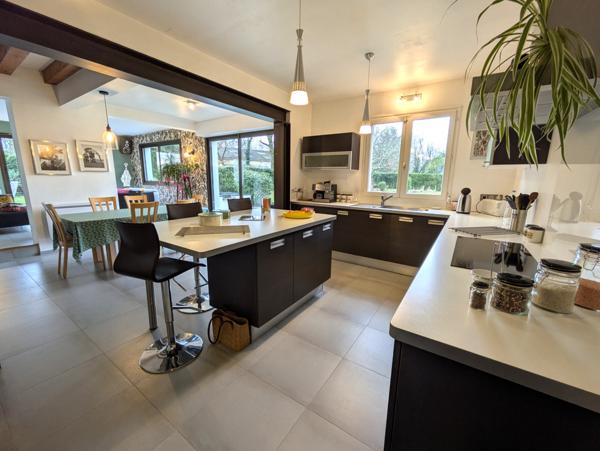 Belle maison, grande pièce de vie, 5 chambres.