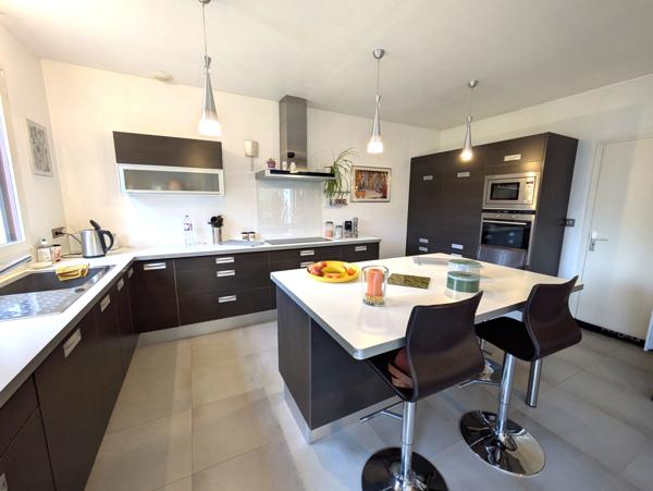 Belle maison, grande pièce de vie, 5 chambres.