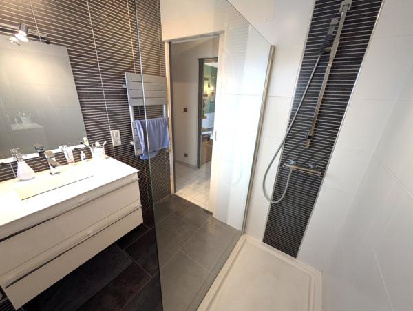 Belle maison, grande pièce de vie, 5 chambres.