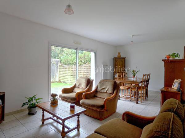 Spécial investisseur. A vendre, ce pavillon de 70 m² se compose d'une entrée avec placard, une pièce de vie avec cuisine aménagée, deux chambres, une salle bains, WC séparé et un garage carrelé de ±20,00m².
La pièce de vie offre un accès à la terrasse exposée sud-est sans vis-à-vis
Maison régulièrement entretenue.
La maison est actuellement louée. Bail actuel courant jusqu'en 05/2028