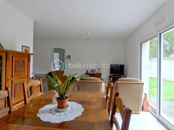 Spécial investisseur. A vendre, ce pavillon de 70 m² se compose d'une entrée avec placard, une pièce de vie avec cuisine aménagée, deux chambres, une salle bains, WC séparé et un garage carrelé de ±20,00m².
La pièce de vie offre un accès à la terrasse exposée sud-est sans vis-à-vis
Maison régulièrement entretenue.
La maison est actuellement louée. Bail actuel courant jusqu'en 05/2028