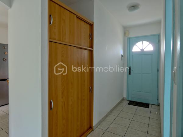 Spécial investisseur. A vendre, ce pavillon de 70 m² se compose d'une entrée avec placard, une pièce de vie avec cuisine aménagée, deux chambres, une salle bains, WC séparé et un garage carrelé de ±20,00m².
La pièce de vie offre un accès à la terrasse exposée sud-est sans vis-à-vis
Maison régulièrement entretenue.
La maison est actuellement louée. Bail actuel courant jusqu'en 05/2028