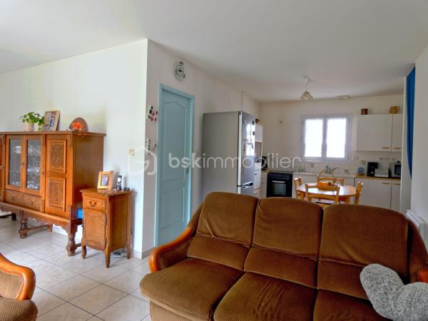 Spécial investisseur. A vendre, ce pavillon de 70 m² se compose d'une entrée avec placard, une pièce de vie avec cuisine aménagée, deux chambres, une salle bains, WC séparé et un garage carrelé de ±20,00m².
La pièce de vie offre un accès à la terrasse exposée sud-est sans vis-à-vis
Maison régulièrement entretenue.
La maison est actuellement louée. Bail actuel courant jusqu'en 05/2028