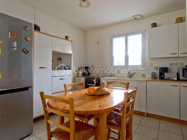 Spécial investisseur. A vendre, ce pavillon de 70 m² se compose d'une entrée avec placard, une pièce de vie avec cuisine aménagée, deux chambres, une salle bains, WC séparé et un garage carrelé de ±20,00m².
La pièce de vie offre un accès à la terrasse exposée sud-est sans vis-à-vis
Maison régulièrement entretenue.
La maison est actuellement louée. Bail actuel courant jusqu'en 05/2028