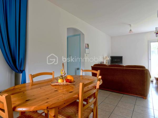 Spécial investisseur. A vendre, ce pavillon de 70 m² se compose d'une entrée avec placard, une pièce de vie avec cuisine aménagée, deux chambres, une salle bains, WC séparé et un garage carrelé de ±20,00m².
La pièce de vie offre un accès à la terrasse exposée sud-est sans vis-à-vis
Maison régulièrement entretenue.
La maison est actuellement louée. Bail actuel courant jusqu'en 05/2028