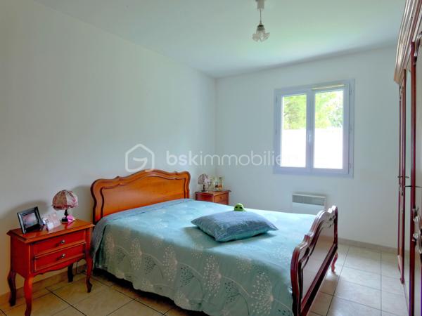 Spécial investisseur. A vendre, ce pavillon de 70 m² se compose d'une entrée avec placard, une pièce de vie avec cuisine aménagée, deux chambres, une salle bains, WC séparé et un garage carrelé de ±20,00m².
La pièce de vie offre un accès à la terrasse exposée sud-est sans vis-à-vis
Maison régulièrement entretenue.
La maison est actuellement louée. Bail actuel courant jusqu'en 05/2028