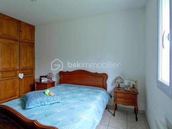 Spécial investisseur. A vendre, ce pavillon de 70 m² se compose d'une entrée avec placard, une pièce de vie avec cuisine aménagée, deux chambres, une salle bains, WC séparé et un garage carrelé de ±20,00m².
La pièce de vie offre un accès à la terrasse exposée sud-est sans vis-à-vis
Maison régulièrement entretenue.
La maison est actuellement louée. Bail actuel courant jusqu'en 05/2028