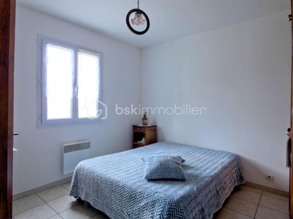 Spécial investisseur. A vendre, ce pavillon de 70 m² se compose d'une entrée avec placard, une pièce de vie avec cuisine aménagée, deux chambres, une salle bains, WC séparé et un garage carrelé de ±20,00m².
La pièce de vie offre un accès à la terrasse exposée sud-est sans vis-à-vis
Maison régulièrement entretenue.
La maison est actuellement louée. Bail actuel courant jusqu'en 05/2028