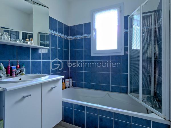 Spécial investisseur. A vendre, ce pavillon de 70 m² se compose d'une entrée avec placard, une pièce de vie avec cuisine aménagée, deux chambres, une salle bains, WC séparé et un garage carrelé de ±20,00m².
La pièce de vie offre un accès à la terrasse exposée sud-est sans vis-à-vis
Maison régulièrement entretenue.
La maison est actuellement louée. Bail actuel courant jusqu'en 05/2028
