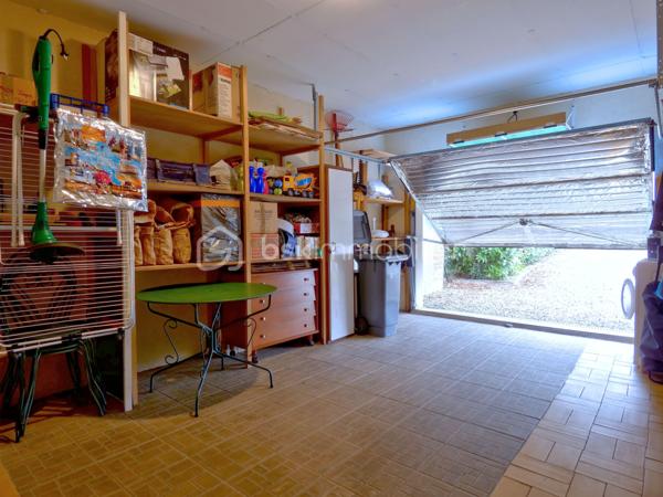 Spécial investisseur. A vendre, ce pavillon de 70 m² se compose d'une entrée avec placard, une pièce de vie avec cuisine aménagée, deux chambres, une salle bains, WC séparé et un garage carrelé de ±20,00m².
La pièce de vie offre un accès à la terrasse exposée sud-est sans vis-à-vis
Maison régulièrement entretenue.
La maison est actuellement louée. Bail actuel courant jusqu'en 05/2028
