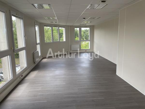 Location de bureaux rénovés à Saint-Laurent-Blangy avec stationnement privé