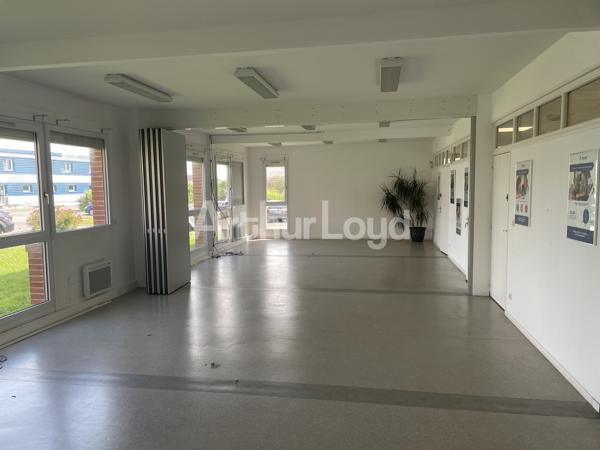 Location de bureaux rénovés à Saint-Laurent-Blangy avec stationnement privé