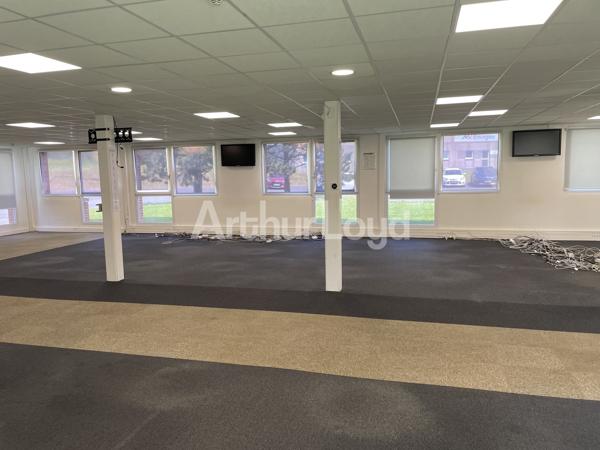 Location de bureaux rénovés à Saint-Laurent-Blangy avec stationnement privé