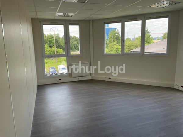 Location de bureaux rénovés à Saint-Laurent-Blangy avec stationnement privé