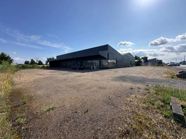 Dpt Saône et Loire (71), à vendre VITRY EN CHAROLLAIS Local commercial de 975m2 toitures et nombreux travaux suite sinistre grêle 06/2022